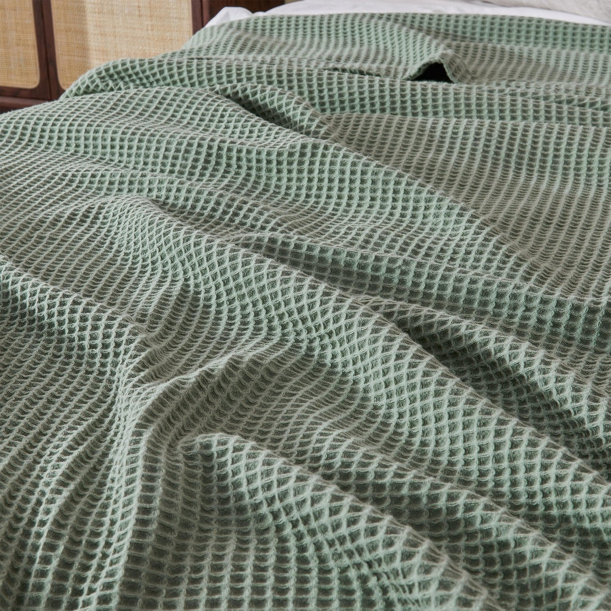 Great Bay Home 100% cotton waffle weave blanket from the Mikala Collection, soft and cozy bedding accessory.