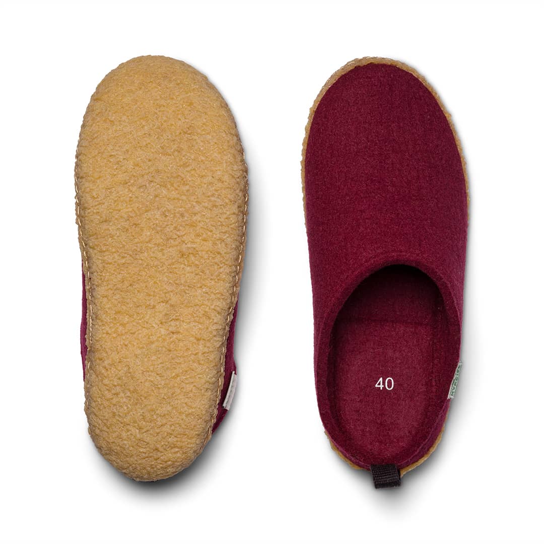 Kyrgies outdoor wool slides with soft wool lining, casual slip-on footwear suitable for outdoor use and comfortable wear.