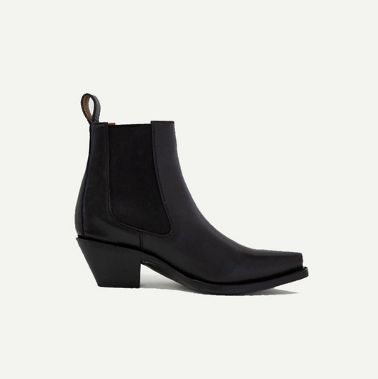 M-O-NINE Sandra matte black boots with sleek design and rounded toe, stylish footwear for everyday wear.